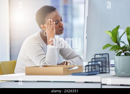 Kopfschmerzen, Stress und schwarze Frau mit Computer im Büro für Forschung mit kreativem Projekt. Erschöpft, Burnout und afrikanische Texterin arbeitet Stockfoto