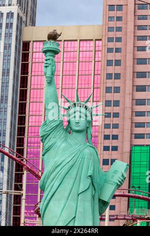 Las Vegas, Nevada.  Freiheitsstatue Liberty Replica vor New York New York Hotel und Casino. Stockfoto