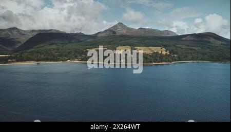 Schottlands Meeresbucht Landschaft Luftpanorama von Goat Fell, Brodick Hafen, Arran Insel. Majestätische schottische Berglandschaft: Wälder, Wiesen und mittelalterliche Burg erschossen Stockfoto