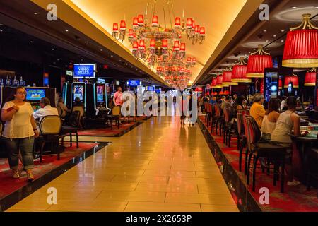 Las Vegas, Nevada.  Die Linq-Casino.  Spieltischen rechts von Spielautomaten auf linken Seite. Stockfoto