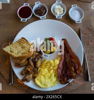 Las Vegas, Nevada. Amerikanisches Frühstück mit Zitronenkartoffeln, Giada Restaurant, The Cromwell Hotel, ohne Giada Logo auf Teller. Stockfoto