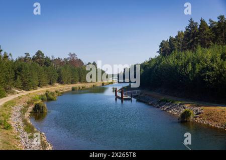 Aussichtsturm Rostiger Nagel der Sornoer Kanal ist eine künstliche schiffbare Wasserstraße im südbrandenburgischen Landkreis Oberspreewald-Lausitz. Der Kanal liegt bei Kleinkoschen, einem Ortsteil der Stadt Senftenberg. Senftenberg Brandenburg Deutschland *** Aussichtsturm Rostiger Nagel der Sornokanal ist eine künstliche schiffbare Wasserstraße im Landkreis Oberspreewald Lausitz im Süden Brandenburgs der Kanal befindet sich bei Kleinkoschen, einem Stadtteil der Stadt Senftenberg Senftenberg Brandenburg Deutschland Stockfoto