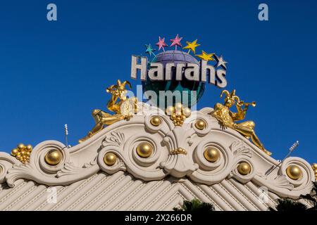 Las Vegas, Nevada.  Emblem mit Narren über dem Eingang zum Kasino Harrahs. Stockfoto