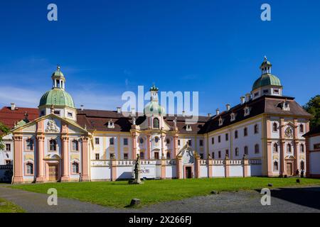 Kloster St. Marienthal Kloster St. Marienthal ist eine Zisterzienserinnen-Abtei in der sächsischen Oberlausitz. Es ist das älteste Frauenkloster des Ordens in Deutschland, das seit seiner Gründung ununterbrochen besteht. Ostritz Sachsen Deutschland *** Kloster St. Marienthal das Kloster St. Marienthal ist eine Zisterzienserabtei in der Oberlausitz in Sachsen es ist das älteste Frauenkloster des Ordens in Deutschland, das seit seiner Gründung ununterbrochen existierte Stockfoto