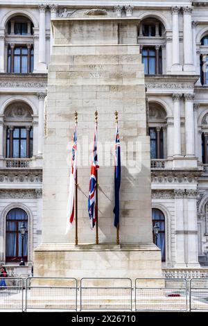 Das Cenotaph ist ein Kriegsdenkmal auf Whitehall in London. Entworfen von Sir Edwin Lutyens, wurde es 1920 als Nationalstaat des Vereinigten Königreichs enthüllt Stockfoto