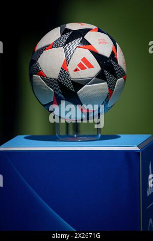 Offizieller Spielball während eines Halbfinalspiels der UEFA Champions League der Frauen zwischen dem FC Barcelona und Chelsea Women bei Estadi Olimpic Lluis Companys in Barcelona, Spanien am 20. April 2024. Foto von Felipe Mondino Stockfoto