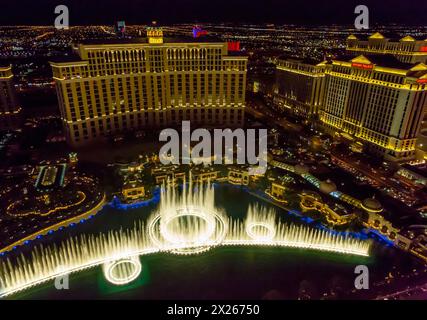 Las Vegas, Nevada in der Nacht.  Die Bellagio Fountains vom Eiffelturm entfernt. Stockfoto