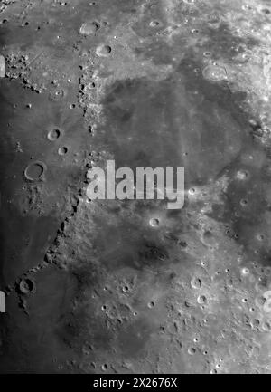 Mondoberfläche und große Krater rund um den Apennin, Mare Serenitatis und Mare Imbrium. Foto vom 17. April 2024. Stockfoto