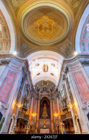 Das Innere des wunderschönen Klosters und der Kirche von Graca - Santo André und Santa Marinha Pfarrgemeinde in Lissabon. Lissabon, Portugal. Stockfoto