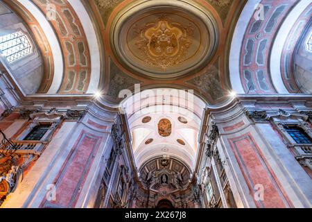 Das Innere des wunderschönen Klosters und der Kirche von Graca - Santo André und Santa Marinha Pfarrgemeinde in Lissabon. Lissabon, Portugal. Stockfoto