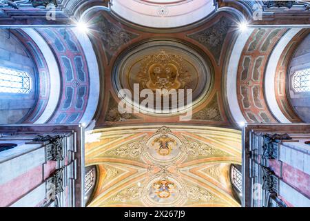 Das Innere des wunderschönen Klosters und der Kirche von Graca - Santo André und Santa Marinha Pfarrgemeinde in Lissabon. Lissabon, Portugal. Stockfoto