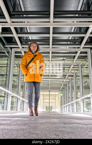 Ein ungutes Gefühl bleibt. Die Frau am Abend allein unterwegs. München Bayern Deutschland *** ein unangenehmes Gefühl bleibt die Frau, die am Abend allein reist München Bayern Deutschland Copyright: XRolfxPossx Stockfoto