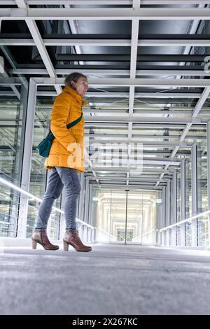 Ein ungutes Gefühl bleibt. Die Frau am Abend allein unterwegs. München Bayern Deutschland *** ein unangenehmes Gefühl bleibt die Frau, die am Abend allein reist München Bayern Deutschland Copyright: XRolfxPossx Stockfoto