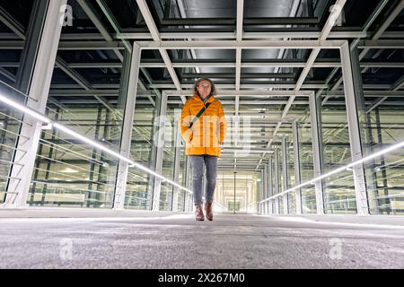 Ein ungutes Gefühl bleibt. Die Frau am Abend allein unterwegs. München Bayern Deutschland *** ein unangenehmes Gefühl bleibt die Frau, die am Abend allein reist München Bayern Deutschland Copyright: XRolfxPossx Stockfoto