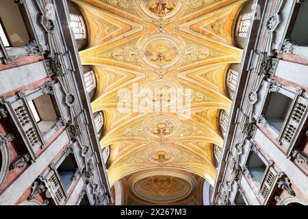 Das Innere des wunderschönen Klosters und der Kirche von Graca - Santo André und Santa Marinha Pfarrgemeinde in Lissabon. Lissabon, Portugal. Stockfoto