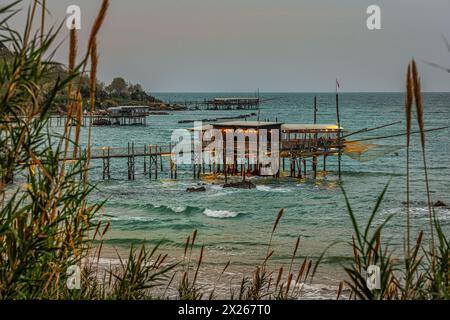 Die Küste von Trabocchi, Fischmaschinen wurden in malerische Restaurants verwandelt. San Vito Chietino, Provinz Chieti, Abruzzen, Italien, Europa Stockfoto