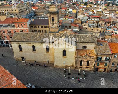 Blick aus der Vogelperspektive auf die Kirche San Giuseppe, eine antike mittelalterliche Kirche mit einem Portal aus dem 14. Jahrhundert und Rosenfenster. Vasto, Stockfoto