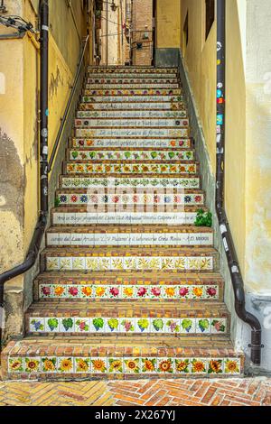 Gabriele Rossetti Keramiktreppe im historischen Zentrum von Vasto neben dem Geburtsort des Dichters. Vasto, Provinz Chieti, Abruzzen, Italien, Europa Stockfoto