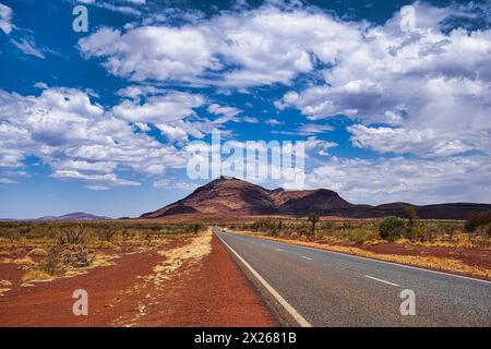 Highway im abgelegenen Outback des Karijini-Nationalparks, Westaustralien. Blick auf Mount Bruce, den zweithöchsten Berg in Westaustralien Stockfoto