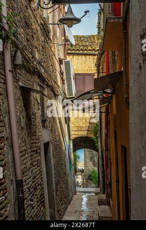 Eine schmale Gasse endet in Richtung eines der Stadttoren der Mauern, Portone Panzotto. Vasto, Provinz Chieti, Abruzzen, Italien, Europa Stockfoto