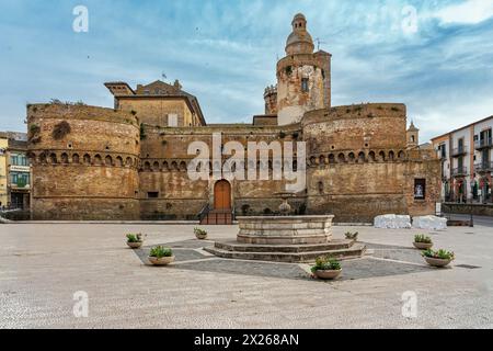 Die Altstadt von Vasto, Piazza Barbacani mit dem Schloss Caldoresco und dem mittelalterlichen Brunnen. Riesige Provinz Chieti, Abruzzen, Italien, Europa Stockfoto