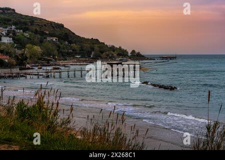 Die Küste von Trabocchi, Fischmaschinen wurden in malerische Restaurants verwandelt. San Vito Chietino, Provinz Chieti, Abruzzen, Italien, Europa Stockfoto