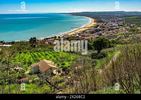 Der weite Blick auf die gesamte Marina di Vasto vom Panoramaweg über das historische Zentrum der Stadt. Vasto, Provinz Chieti, Abruzzen, Italien, Europa Stockfoto