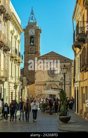 Die Fassade der Kirche San Giuseppe, eine antike mittelalterliche Kirche mit einem Portal aus dem 14. Jahrhundert und Rosenfenster. Vasto, Provinz Chieti, Abruzzen Stockfoto