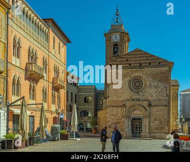 Die Fassade der Kirche San Giuseppe, eine antike mittelalterliche Kirche mit einem Portal aus dem 14. Jahrhundert und Rosenfenster. Vasto, Provinz Chieti, Abruzzen Stockfoto