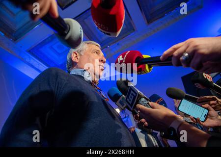 Roma, Italien. April 2024. Consiglio Nazionale Forza Italia al Hotel Parco dei Principi Roma. Nella foto il Segretario Antonio Tajani durante le interviste - Roma, Italia - Sabato 20 April 2024 (Foto Valentina Stefanelli/LaPresse) Forza Italia National Council im Hotel Parco dei Principi Rome. Auf dem Foto, Sekretär Antonio Tajani während seiner Rede und der Ankündigung seiner Kandidatur bei den Europawahlen - Rom, Italien - Samstag, 20. April 2024 (Foto Valentina Stefanelli/LaPresse) Credit: LaPresse/Alamy Live News Stockfoto