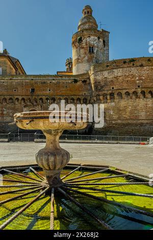 Die Altstadt von Vasto, Piazza Barbacani mit dem Schloss Caldoresco und dem mittelalterlichen Brunnen. Riesige Provinz Chieti, Abruzzen, Italien, Europa Stockfoto