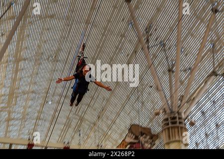 Las Vegas, Nevada.  Fremont Street.   Zoomline Fahrer fliegt über die Massen auf die 1750-Fuß Zipline. Stockfoto