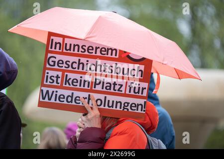 20. April 2024, Hessen, Frankfurt/Main: „Es gibt keinen Platz für Wiederholung in unserem Geschichtsbuch“ steht auf dem Pappschild einer Frau, die an einer Demonstration unter dem Motto „gemeinsam gegen die Rechte“ vor der Alten Oper in Frankfurt teilnimmt. Mehrere soziale Allianzen und Organisationen hatten die Demonstration gefordert. Foto: Boris Roessler/dpa Stockfoto