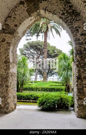 Ravello, Campania, Italien - 4. Mai 2011: Blick auf die Gärten durch anceint Arch, Villa Rufolo, Ravello, Amalfiküste, Kampanien Italien, Europa Stockfoto