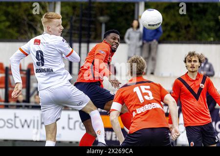 Amsterdam, Niederlande. April 2024. AMSTERDAM - 20.04.2024, Sportpark ging genoeg. Betnation Divisie. Niederländische Tweede divisie, Saison 2023-2024. Während des Spiels AFC - Katwijk. AFC-Spieler Gevero Markiet gegen Katwijk-Spieler Sietse Brandsma Credit: Pro Shots/Alamy Live News Stockfoto