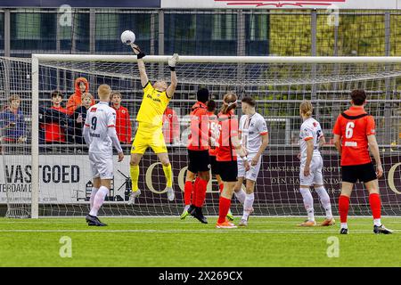 Amsterdam, Niederlande. April 2024. AMSTERDAM - 20.04.2024, Sportpark ging genoeg. Betnation Divisie. Niederländische Tweede divisie, Saison 2023-2024. Während des Spiels AFC - Katwijk. Katwijk Torhüter Jean Paul van Leeuwen spart Credit: Pro Shots/Alamy Live News Stockfoto