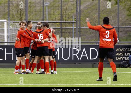 Amsterdam, Niederlande. April 2024. AMSTERDAM - 20.04.2024, Sportpark ging genoeg. Betnation Divisie. Niederländische Tweede divisie, Saison 2023-2024. Während des Spiels feiert AFC - Katwijk.AFC-Spieler Noa Benninga, nachdem er Credit: Pro Shots/Alamy Live News erzielt hat Stockfoto