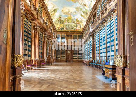 Prag, Tschechische Republik - 25. Juli 2024: Mittelalterliche Bibliothek Stahov Kloster mit schöner gemalter Decke in Prag, Tschechische Republik Stockfoto