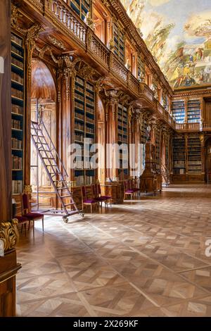 Prag, Tschechische Republik - 25. Juli 2024: Mittelalterliche Bibliothek Stahov Kloster mit schöner gemalter Decke in Prag, Tschechische Republik Stockfoto