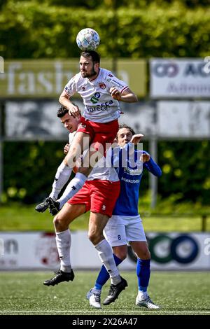 VEENENDAAL, 20-04-2024, Sportpark Panhuis, Fußball, niederländische Betnation Division, Saison 2023 / 2024, Spiel zwischen GVVV und Noordwijk. Noordwijk-Spieler Jesper de VRE, GVVV-Spieler Barry Maguire Stockfoto