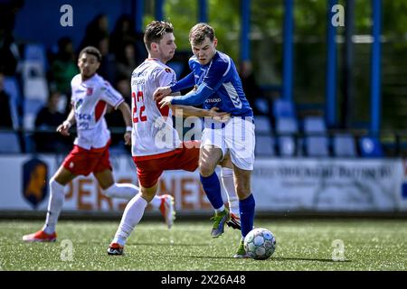 VEENENDAAL, 20-04-2024, Sportpark Panhuis, Fußball, niederländische Betnation Division, Saison 2023 / 2024, Spiel zwischen GVVV und Noordwijk. Noordwijk-Spieler Teun Zethof, GVVV-Spieler Justin Spione Stockfoto