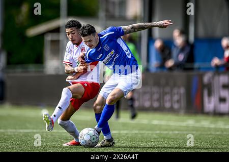 VEENENDAAL, 20-04-2024, Sportpark Panhuis, Fußball, niederländische Betnation Division, Saison 2023 / 2024, Spiel zwischen GVVV und Noordwijk. Noordwijk-Spieler Riley Reemnet, GVVV-Spieler Byron Burgering Stockfoto