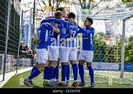 VEENENDAAL, 20-04-2024, Sportpark Panhuis, Fußball, niederländische Betnation Division, Saison 2023 / 2024, Spiel zwischen GVVV und Noordwijk. Spieler der GVVV feiern das Tor des GVVV-Spielers Quincy Veenhof Stockfoto