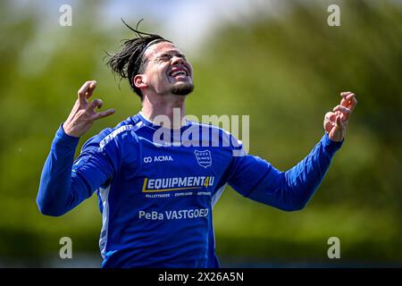 VEENENDAAL, 20-04-2024, Sportpark Panhuis, Fußball, niederländische Betnation Division, Saison 2023 / 2024, Spiel zwischen GVVV und Noordwijk. GVVV-Spieler Quincy Veenhof feiert das Tor 1-0 Stockfoto