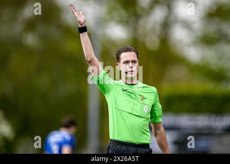 VEENENDAAL, 20-04-2024, Sportpark Panhuis, Fußball, niederländische Betnation Division, Saison 2023 / 2024, Spiel zwischen GVVV und Noordwijk. Schiedsrichter Rick Sturm Stockfoto