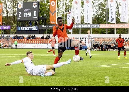 Amsterdam, Niederlande. April 2024. AMSTERDAM - 20.04.2024, Sportpark ging genoeg. Betnation Divisie. Niederländische Tweede divisie, Saison 2023-2024. Während des Spiels AFC - Katwijk.AFC Spieler Gevero Markiet gegen Katwijk Spieler des Kunst Credit: Pro Shots/Alamy Live News Stockfoto