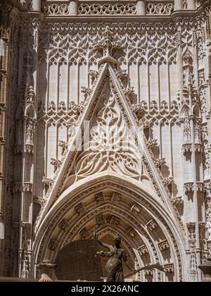 Das Tor der Kathedrale von Sevilla und die Statuen der Heiligen. Das Himmelfahrtstor der Kathedrale von Sevilla (Spanisch: Catedral de Santa Maria de la Sede) in Spanien, Stockfoto