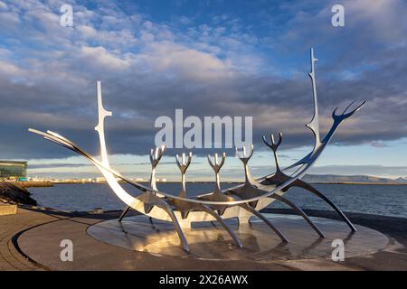 Reykjavik, Island. - 6. Oktober 2021: Die Sun Voyager, eine moderne Skulptur von Jon Gunnar Arnason, eines wikingerschiffs. Sonnenaufgang in Reykjavik, Island. Stockfoto