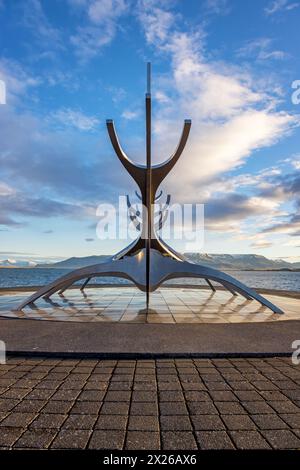 Reykjavik, Island. - 6. Oktober 2021: Die Sun Voyager, eine moderne Skulptur von Jon Gunnar Arnason, eines wikingerschiffs. Sonnenaufgang in Reykjavik, Island. Stockfoto