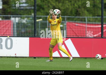 Amsterdam, Niederlande. April 2024. AMSTERDAM, NIEDERLANDE - 20. APRIL: Femke Liefting Torhüterin der AZ während des niederländischen Azerion Women's Eredivisie Matches zwischen Ajax und AZ Alkmaar im Sportpark de Toekomst am 20. April 2024 in Amsterdam. (Foto von Gerard Spaans/Orange Pictures) Credit: Orange Pics BV/Alamy Live News Stockfoto